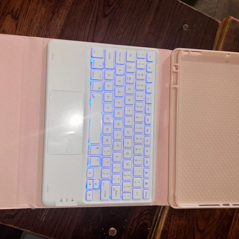 Rose gold-White Keyboard Case with Backlight. iPad 7-9 generation 11.2 “